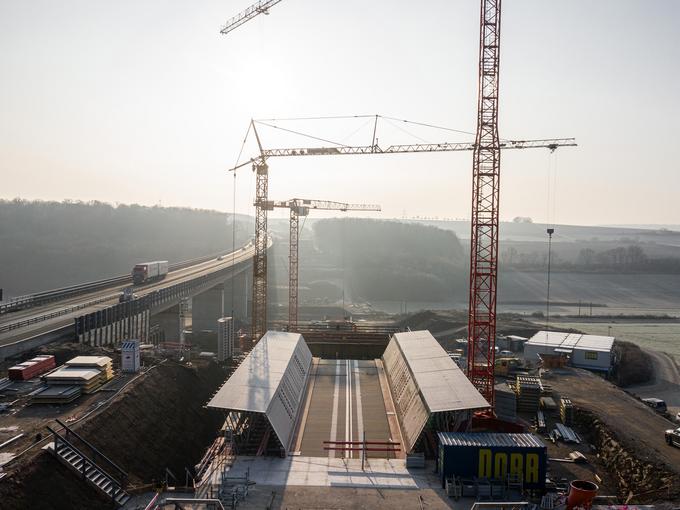 Das Bild zeigt eine frontale Aufnahme der Baustelle für den Neubau der Talbrücke Rothof der A7. 