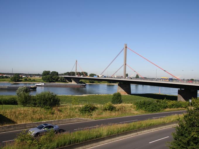 Das Bild zeigt eine seitliche Aufnahme der Rheinbrücke Leverkusen der A1 zur Erneuerung im Projekt A-bei-LEV.