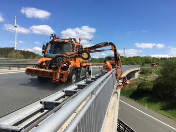 Reinigungsarbeiten an einer Autobahnbrücke