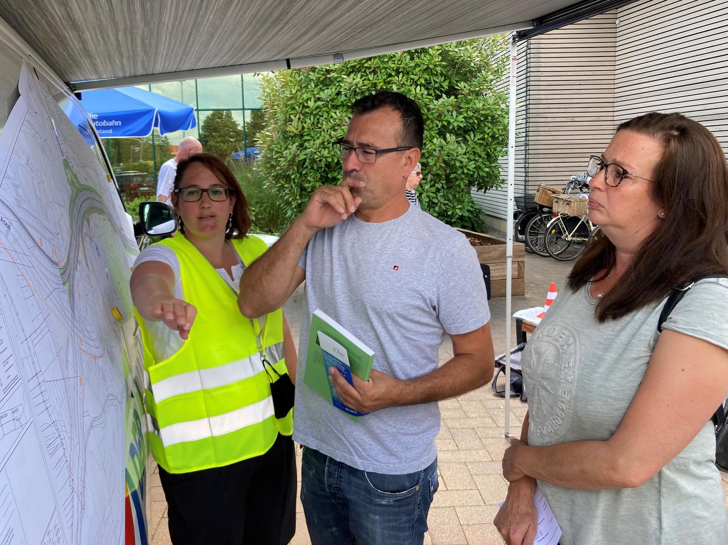 Gespräch zwischen Mitarbeiterin Autobahn GmbH und Anwohnern der A59 in Sankt Augustin