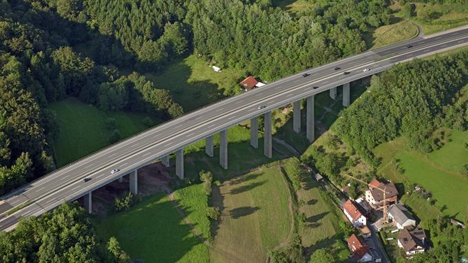 Luftaufnahme der Talbrücke Römershag (Foto: Hajo Dietz - Nürnberg Luftbild)