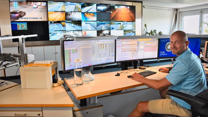 Operator Matthias Willms sitzt vor seinen Monitoren in der Tunnelleitzentrale in Hamm