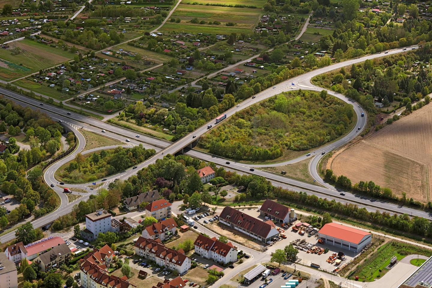 Luftaufnahme der Anschlussstelle Hallstadt im Zuge der A70 (Foto: Hajo Dietz - Nürnberg Luftbild)
