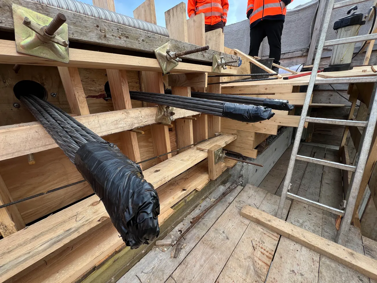 Die Enden der Spannstahl-Litzen sind zum besseren Handling mit Klebeband umwickelt und abgestumpft. © Die Autobahn GmbH des Bundes Die Enden der Spannstahl-Litzen sind zum besseren Handling mit Klebeband umwickelt und abgestumpft. © Die Autobahn GmbH des Bundes