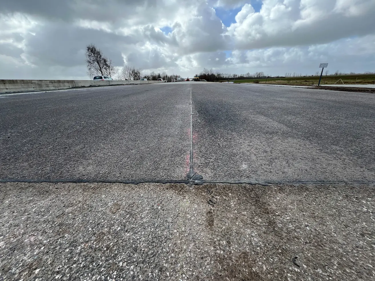 Der Asphalt ist eingebaut, die Lücke in der A27 also wieder geschlossen. Vor der Freigabe der Fahrbahn sind aber noch Restarbeiten zu erledigen. © Die Autobahn GmbH des Bundes