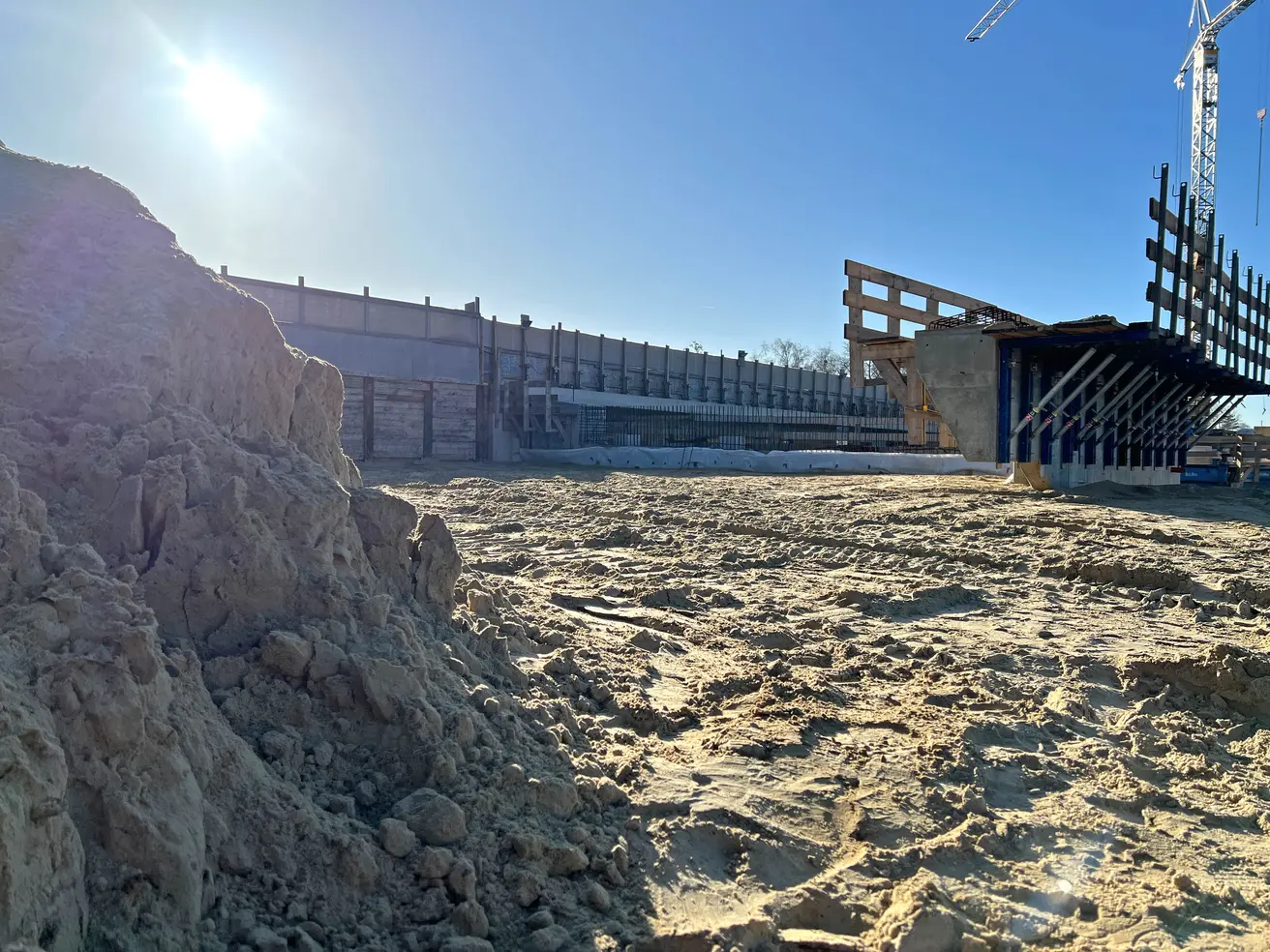 Mittlerweile ist auch das nördliche Widerlager weitestgehend hinterfüllt. © Die Autobahn GmbH des Bundes Mittlerweile ist auch das nördliche Widerlager weitestgehend hinterfüllt. © Die Autobahn GmbH des Bundes