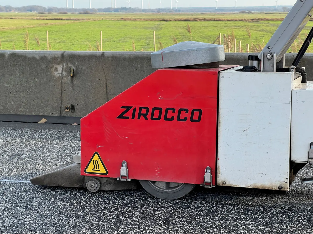 Heißluftfön auf Rollen. Mit 600 Grad Hitze wird die Fahrbahn getrocknet, damit Kleber und Markierung halten. © Die Autobahn GmbH des Bundes