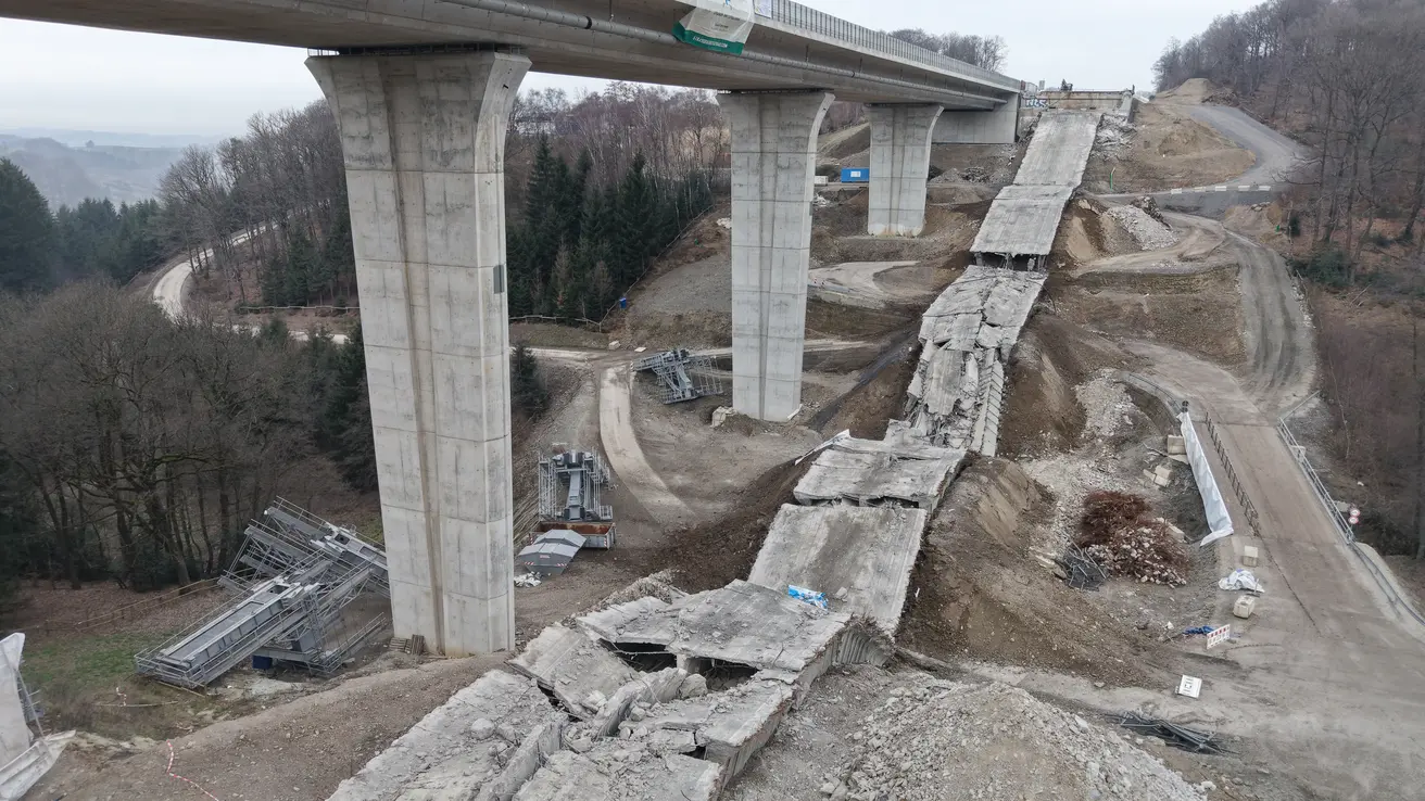 Nach der erfolgreichen Sprengung liegt die Brücke auf dem vorbereiteten Fallbett.