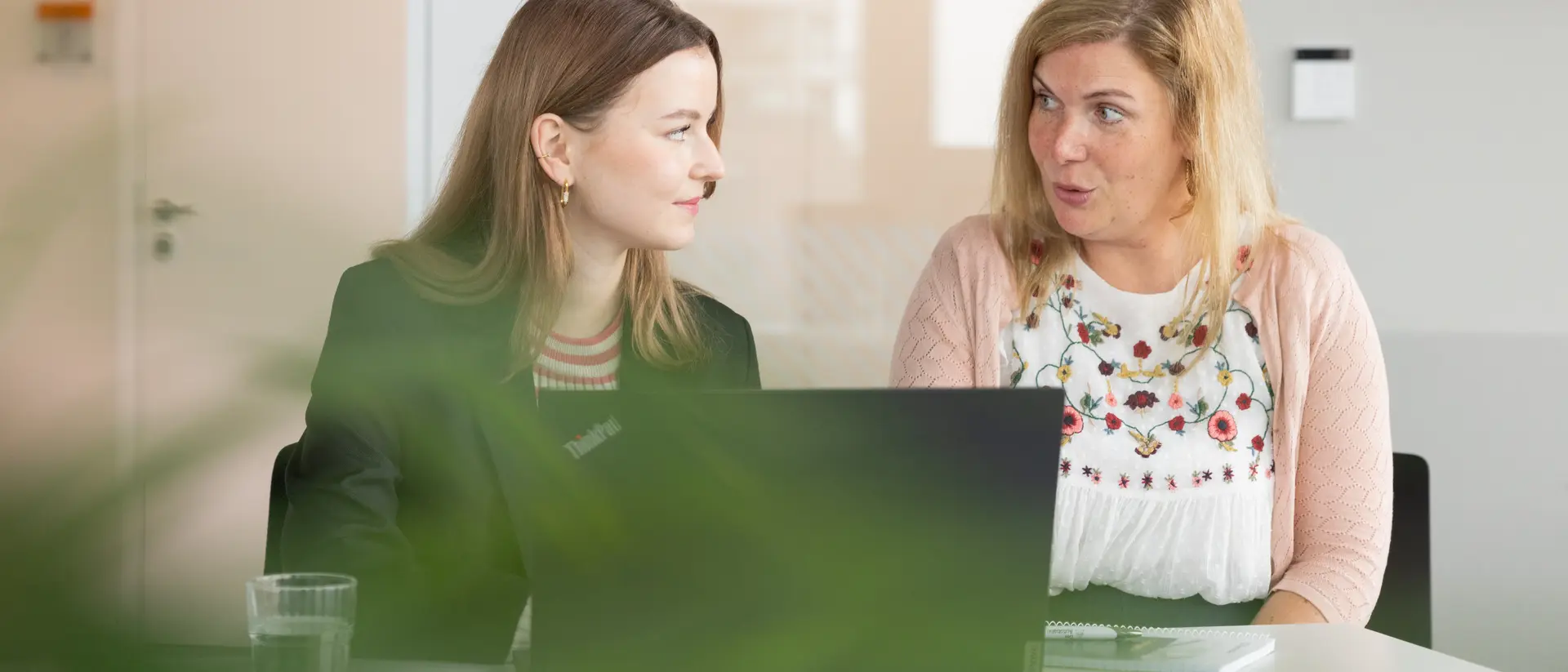 Kolleginnen im Austausch am Computer