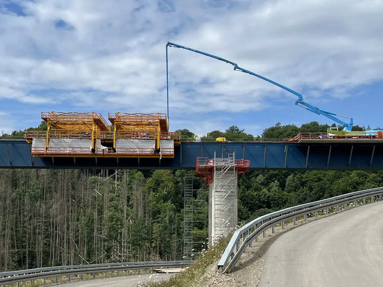 Eine Betonpumpe arbeitet auf der Brücke.