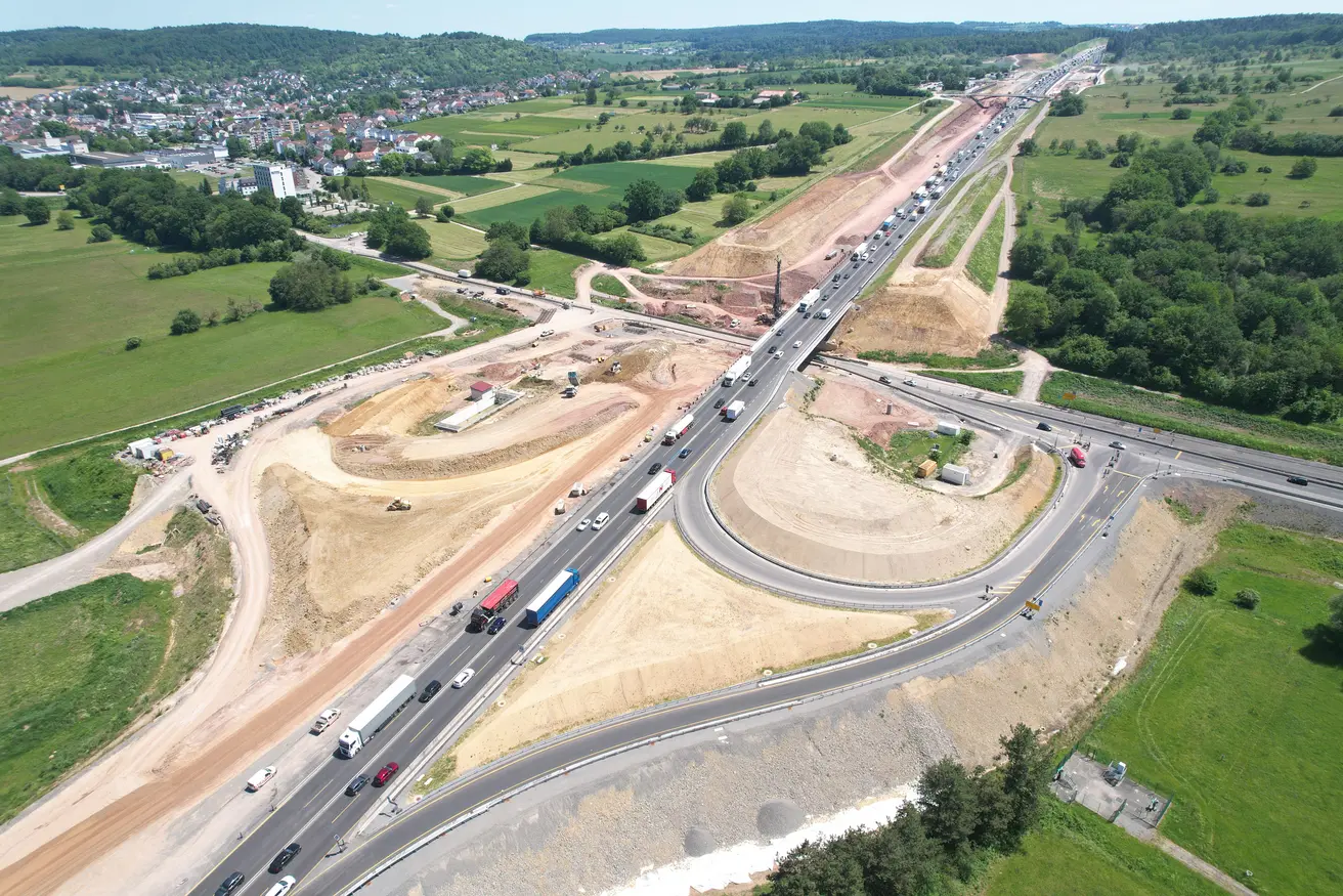 Quelle: Autobahn GmbH | Blick in Fahrtrichtung Stuttgart. Bau der neuen Richtungsfahrbahn Karlsruhe sowie Ausbau der Anschlussstelle Pforzheim-Ost.
