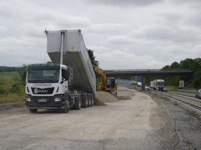 Einbau der Frostschutzschicht für die neue Fahrbahndecke auf der A33