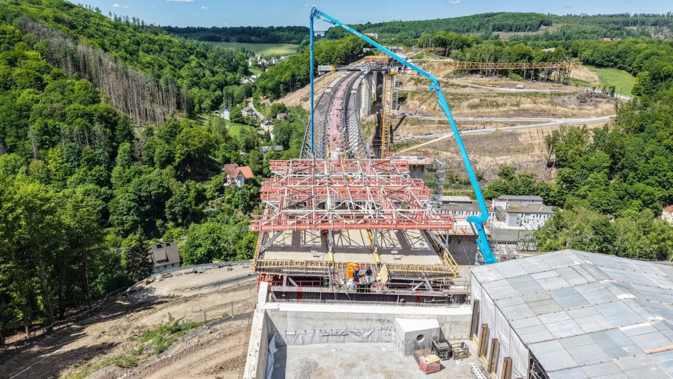 Der Betonagevorgang von oben betrachtet.