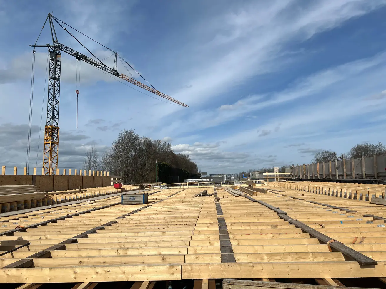 Im nächsten Arbeitsschritt werden auf dem Holzgerüst die Schalbretter montiert. © Die Autobahn GmbH des Bundes Im nächsten Arbeitsschritt werden auf dem Holzgerüst die Schalbretter montiert. © Die Autobahn GmbH des Bundes