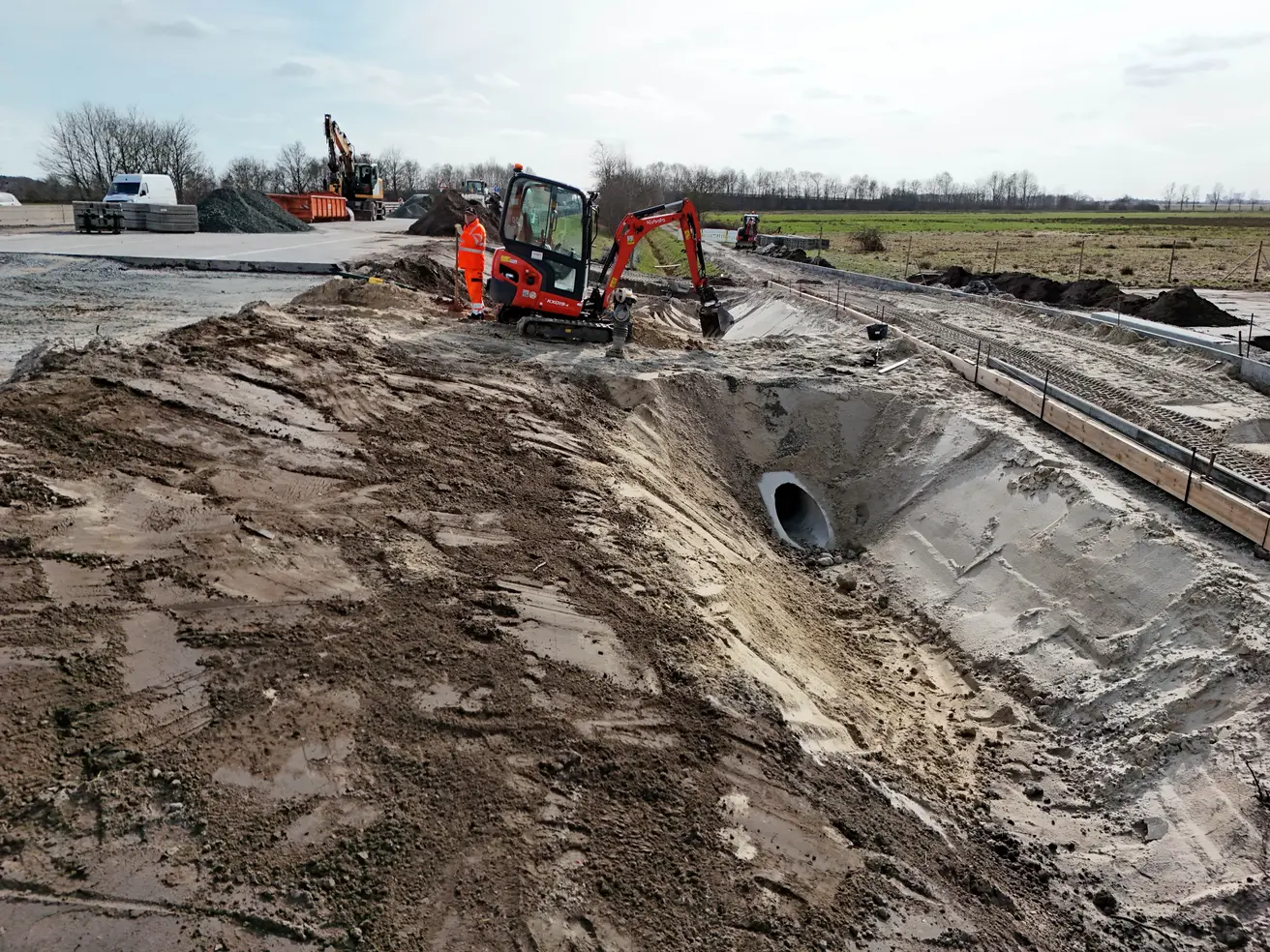 Die seitlich der Autobahn verlaufenden Gräben sind an den Durchlass angeschlossen. © Die Autobahn GmbH des Bundes