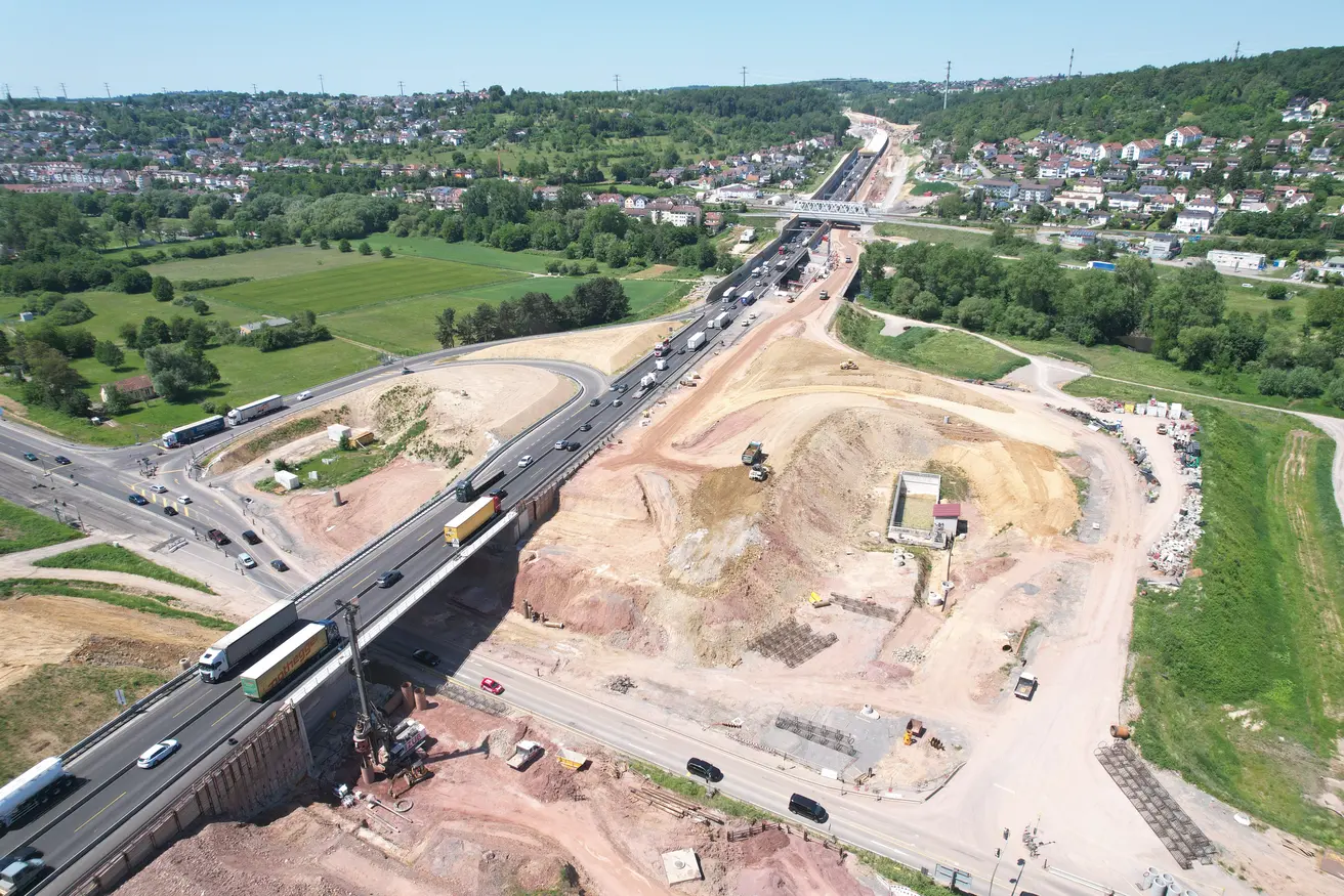 Quelle: Autobahn GmbH | Blick in Fahrtrichtung Karlsruhe auf die fertiggestellte B10-Brücke in Fahrtrichtung Stuttgart. Die B10-Brücke in Fahrtrichtung Karlsruhe wird ebenfalls neu gebaut.