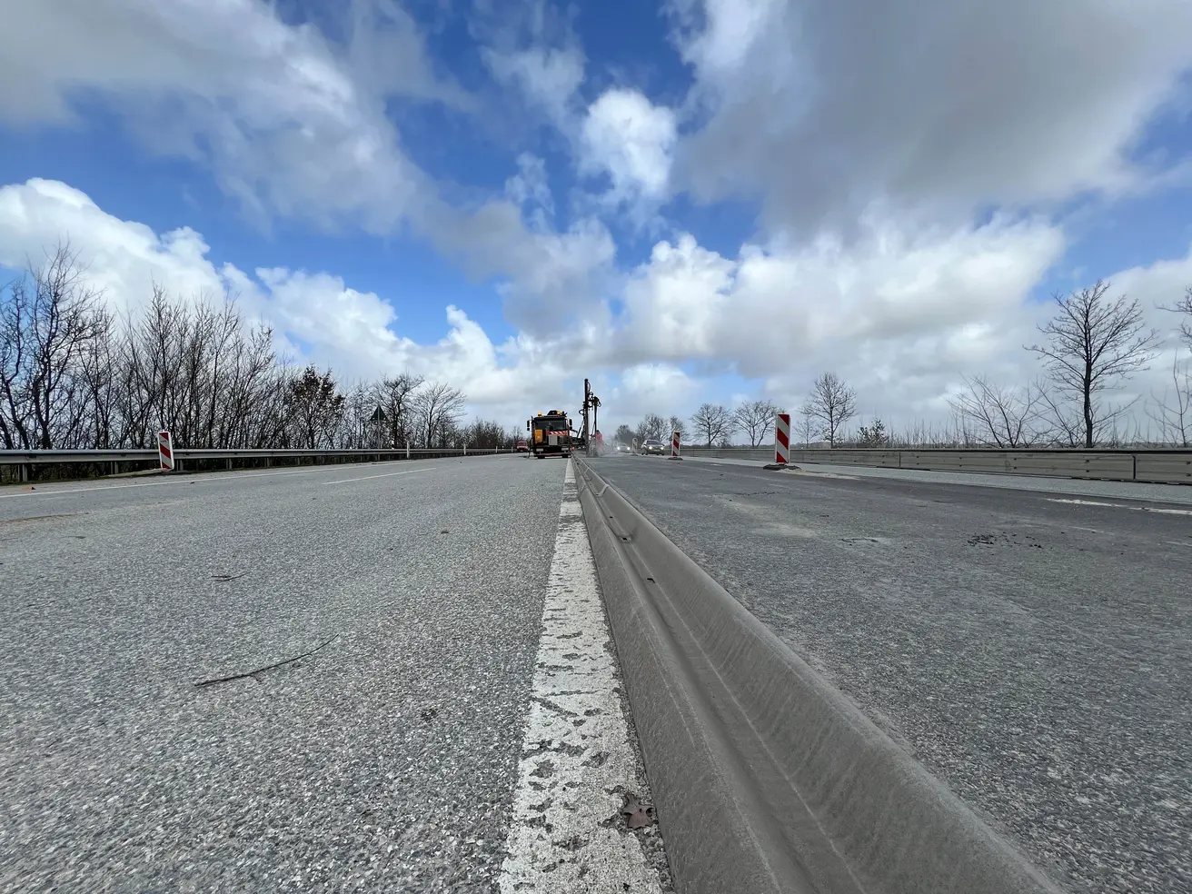 Die schnurgerade auf die Fahrbahn gelegte Leitplanke dient während des Bohrens als „Leitmarkierung“ für die Lage der Bohrlöcher. © Die Autobahn GmbH des Bundes