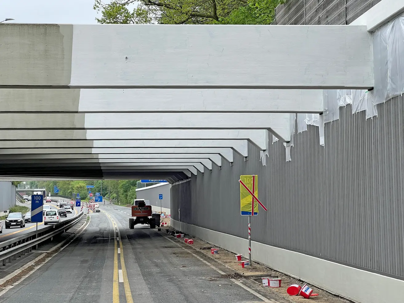 An der Überführung der Lesumer Heerstraße wird die Grundierung für die Schutzbeschichtung aufgetragen. © Die Autobahn GmbH des Bundes An der Überführung der Lesumer Heerstraße wird die Grundierung für die Schutzbeschichtung aufgetragen. © Die Autobahn GmbH des Bundes