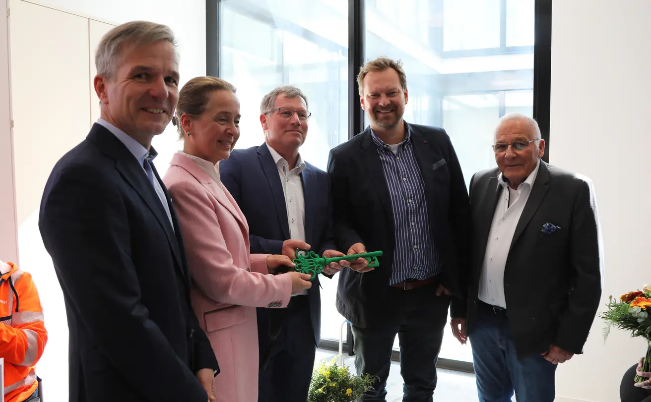 v. l. Thomas Pfeifer, Direktor der Niederlassung Nordbayern; Dr. Jeannette von Ratibor, Geschäftsführerin Finanzen und IT der Autobahn GmbH des Bundes; Stefan Arneth, Leiter der Außenstelle Bayreuth der Autobahn GmbH; Maximilian Küfner und Lothar Brand, RK NEXT Architekten | Quelle: Die Autobahn GmbH 