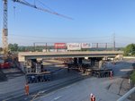 Der erste Teil der neuen A1-Brücke über die Nordlippestraße (L518) bei Hamm steht. Wir bauen die Brücke in der Anschlussstelle Hamm-Bockum/Werne neu, damit sie die künftigen Verkehrslasten langfristig aufnehmen kann. Am Wochenende haben wir den Überbau des ersten Teilbauwerks, über das später der Verkehr in Fahrtrichtung Köln fließen wird, an seine finale Position gefahren.