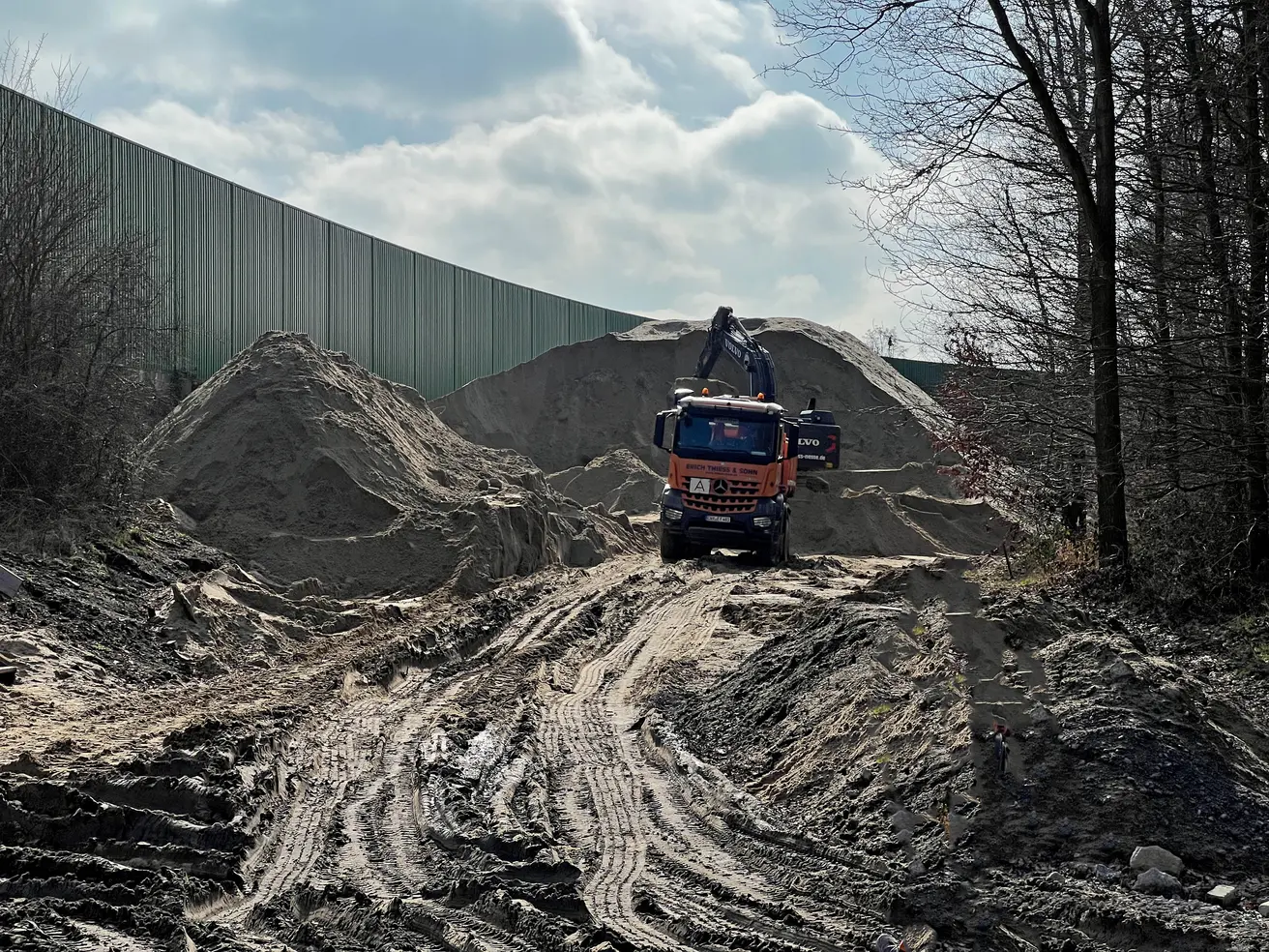 Der beim Abriss des alten Bauwerks abgebaggerte Sand lagert neben der Autobahn und wird nun wiederverwendet. © Die Autobahn GmbH des Bundes Der beim Abriss des alten Bauwerks abgebaggerte Sand lagert neben der Autobahn und wird nun wiederverwendet. © Die Autobahn GmbH des Bundes
