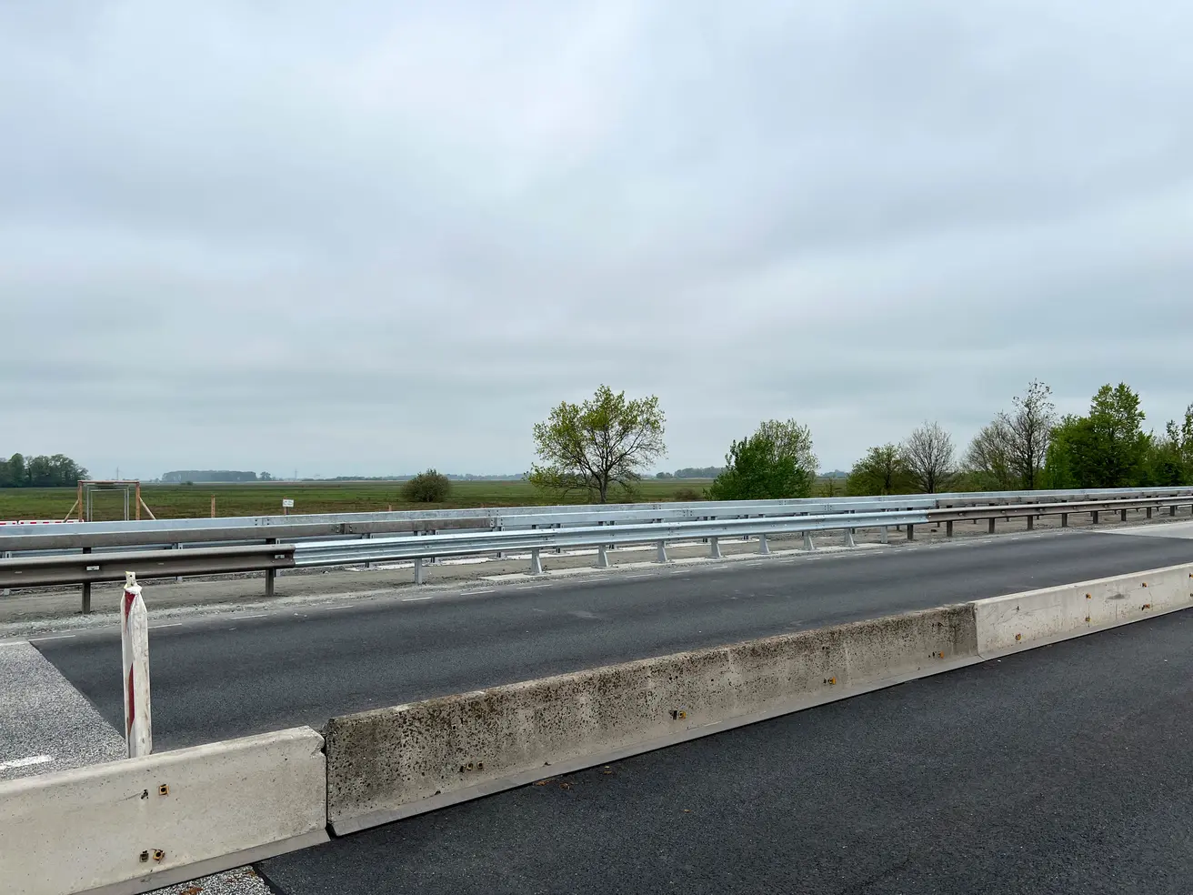 Bauerngutsgraben: Die neue Mittelleitplanke ist installiert. © Die Autobahn GmbH des Bundes
