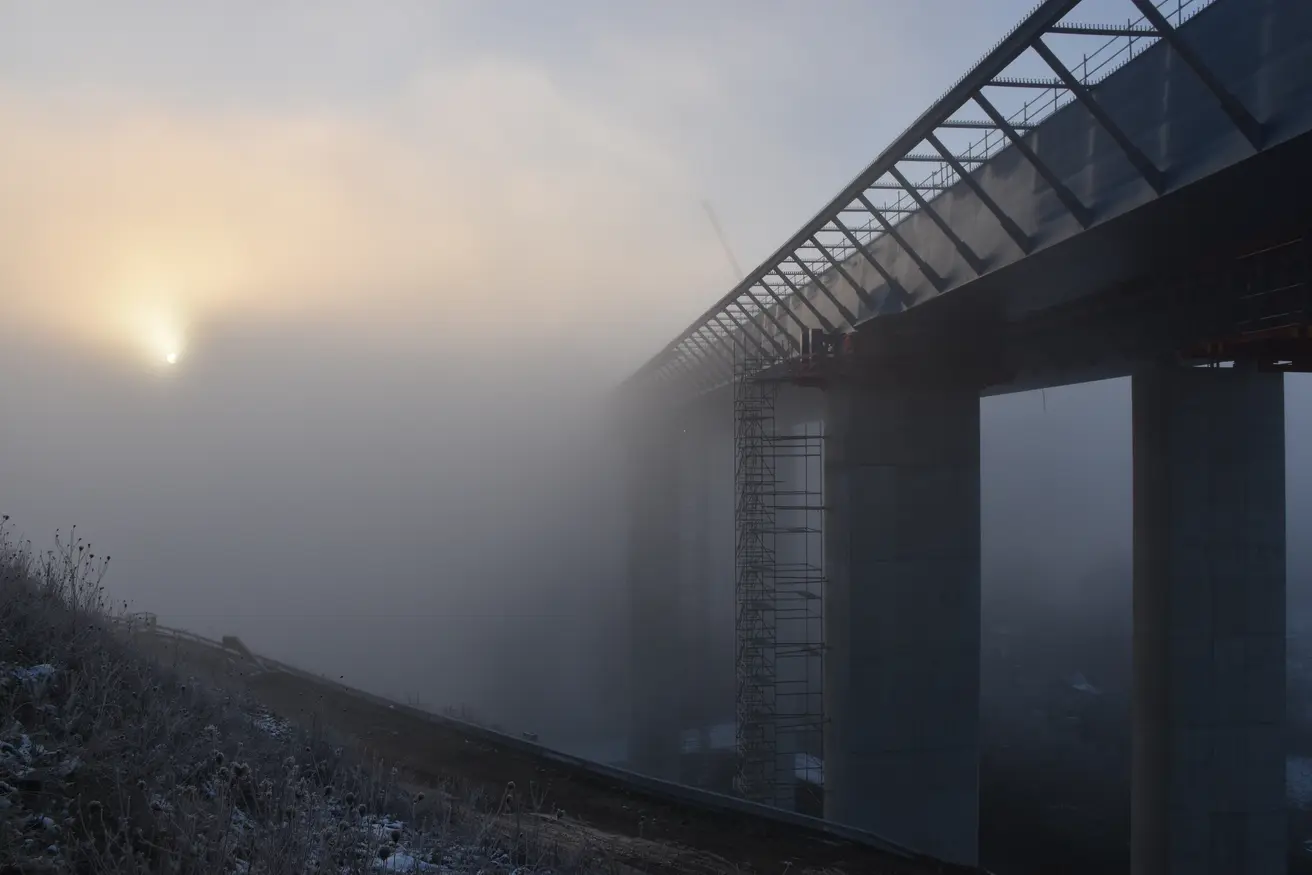 Blick auf die Brücke im Nebel.