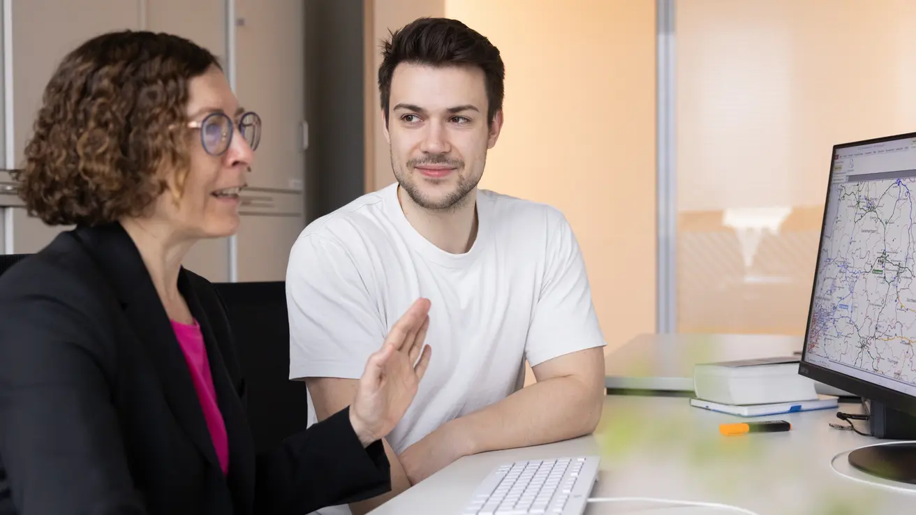 Mitarbeitende im Gespräch 