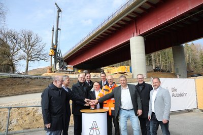 A3, Feierlicher Spatenstich anlässlich der Erneuerung der Talbrücke Pilsach, v. l. Willibald Gailler, Landrat des Landkreises Neumarkt; Thomas Pfeifer, Direktor der Niederlassung Nordbayern; Albert Füracker, MdL, Bayerischer Staatsminister der Finanzen und für Heimat; Johann Bögl, Aufsichtsratsvorsitzender der Firmengruppe Max Bögl sowie Präsident des Bayerischen Bauindustrieverbandes; Ulrich Lange, Parlamentarischer Staatssekretär beim Bundesminister für Verkehr; Stefan Bögl, Vorstandsvorsitzender der Firmengruppe Max Bögl; Dirk Brandenburger, Technischen Geschäftsführer der Autobahn GmbH; Andreas Truber, Bürgermeister der Gemeinde Pilsach; Markus Ochsenkühn, Oberbürgermeister der Stadt Neumarkt; Stefan Heß, designierter Bürgermeister der Gemeinde Pilsach | Quelle: Die Autobahn GmbH