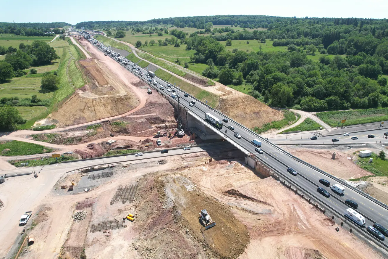 Quelle: Autobahn GmbH | Blick in Fahrtrichtung Stuttgart auf die fertiggestellte B10-Brücke in Fahrtrichtung Stuttgart. Die B10-Brücke in Fahrtrichtung Karlsruhe wird ebenfalls neu gebaut.