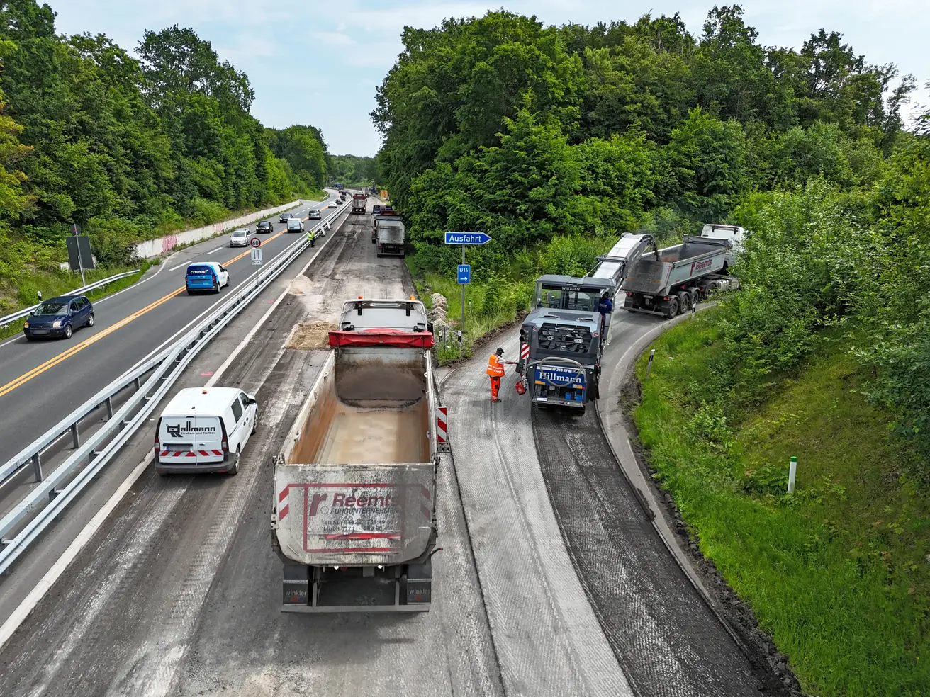 In der Anschlussstelle St. Magnus wird der alte Asphalt abgefräst. © Die Autobahn GmbH des Bundes