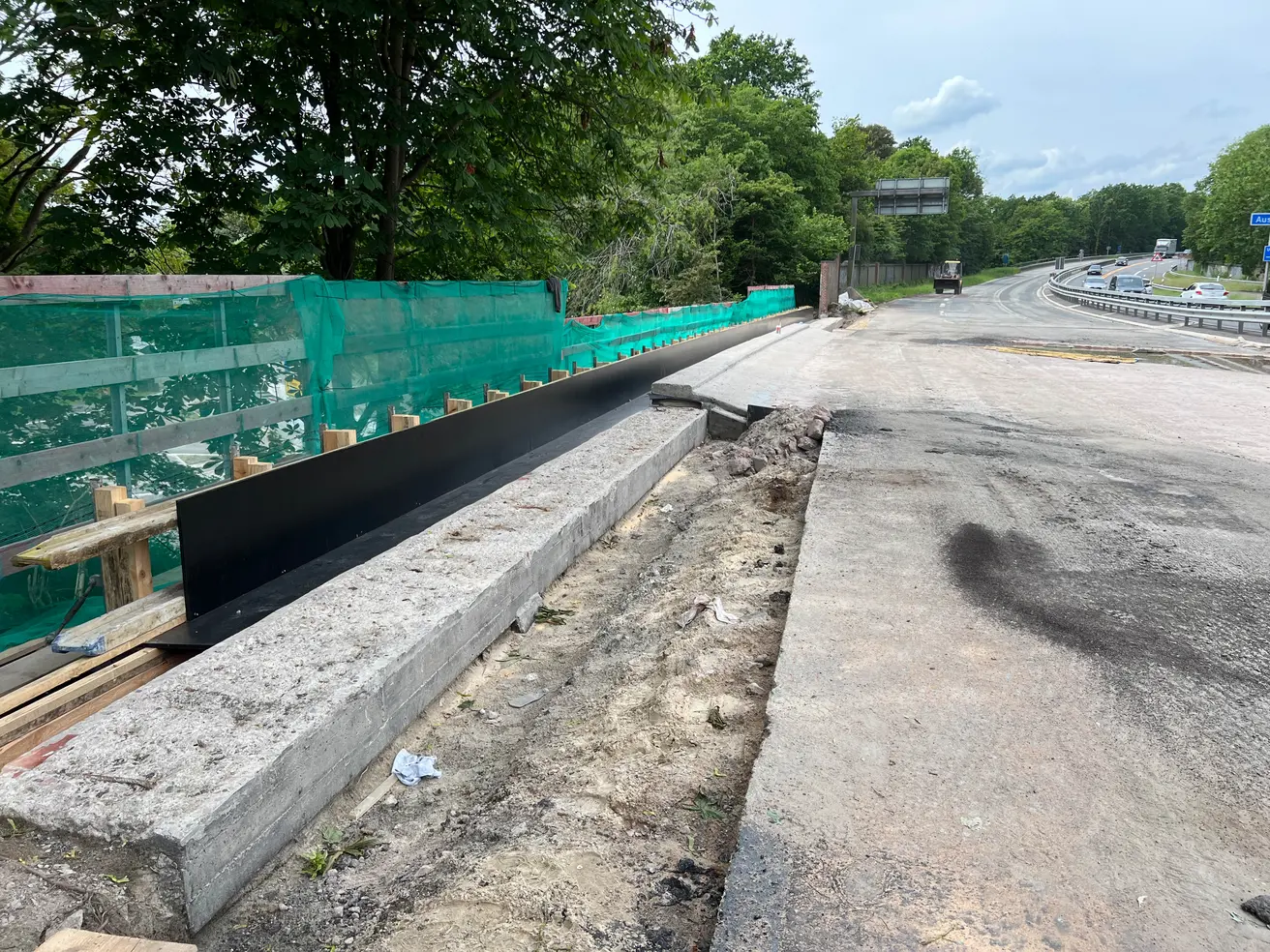 Die Unterführung Auf dem Krümel: Auf dem Bauwerk wird die Kappe neu betoniert. Anschließend werden neue Lärmschutz-Elemente aufgestellt. © Die Autobahn GmbH des Bundes