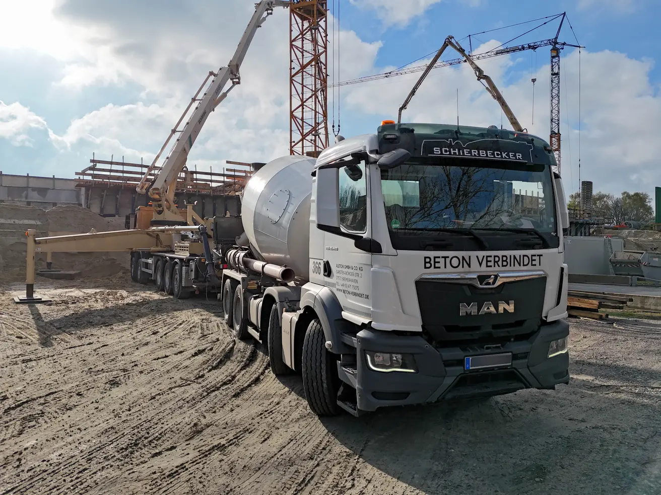 Vom Mischer fließt der Beton in die Pumpe. © Die Autobahn GmbH des Bundes