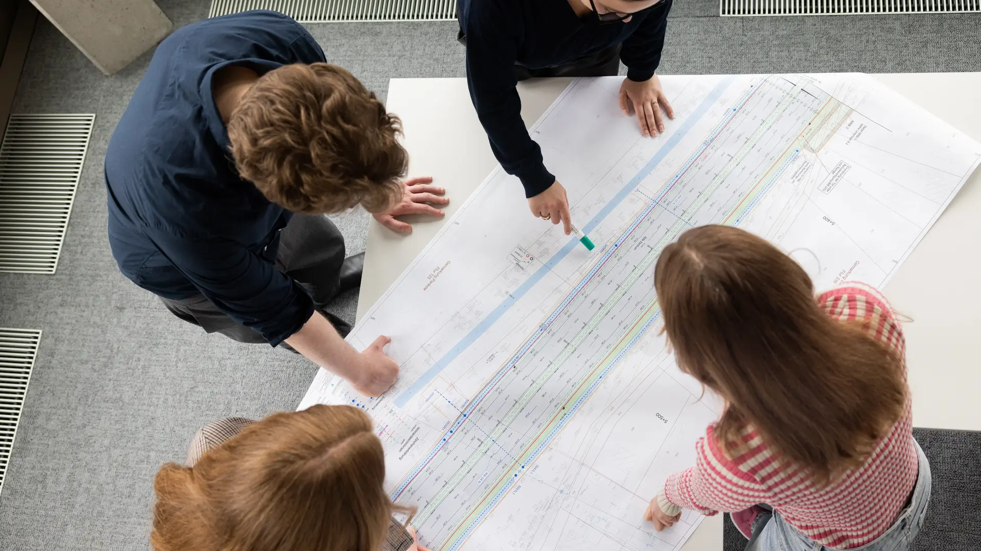 Mitarbeitende besprechen einen Plan