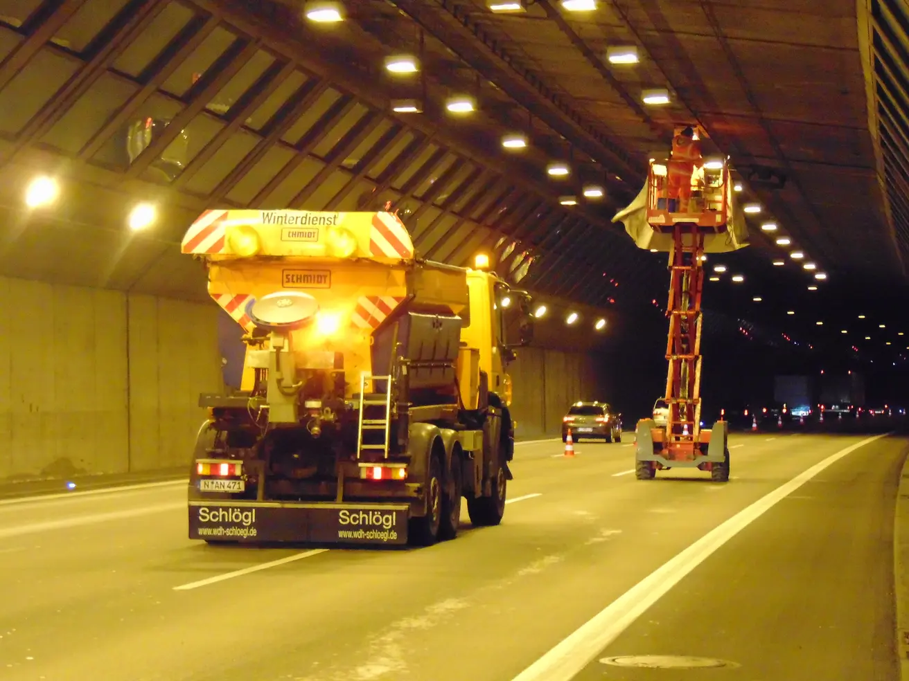 Leuchtenreinigung mit Lkw zum Schutz vor Anfahrschaden der Bühne