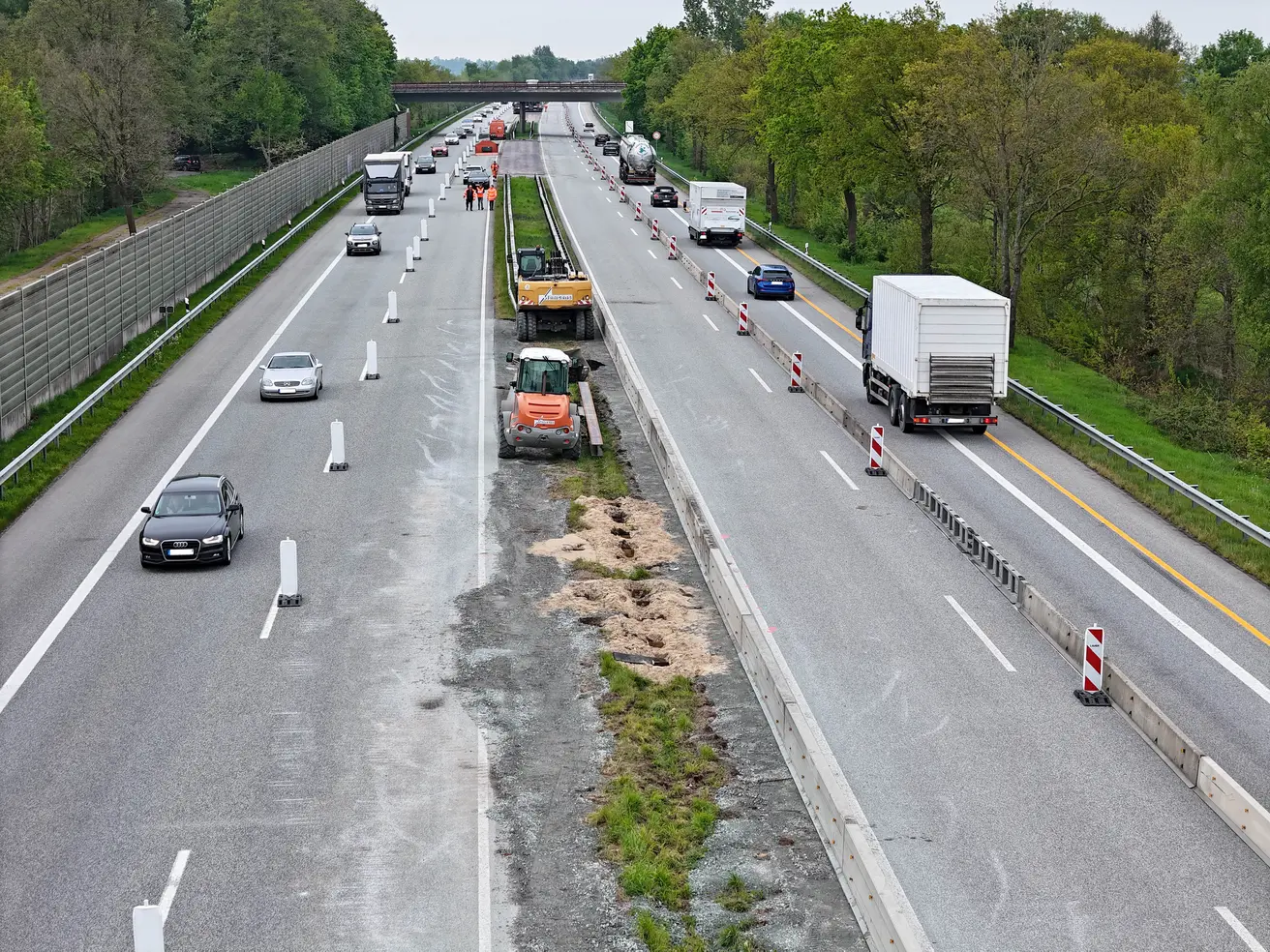 Königsmoorgraben: Im Bereich über dem Durchlass ist der Mittelstreifen bereits geräumt. © Die Autobahn GmbH des Bundes