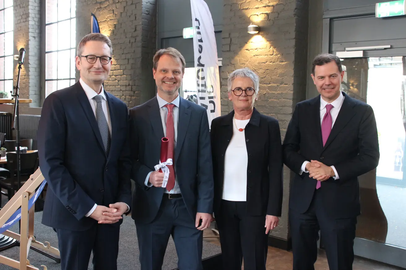 Staffelstabübergabe in Westfalen: Staatssekretär Stefan Schnorr (v.l.), der künftige Direktor der Niederlassung Westfalen, Willi Kolks, Elfriede Sauerwein-Braksiek und der Vorsitzende der Geschäftsführung der Autobahn GmbH, Dr. Michael Güntner.