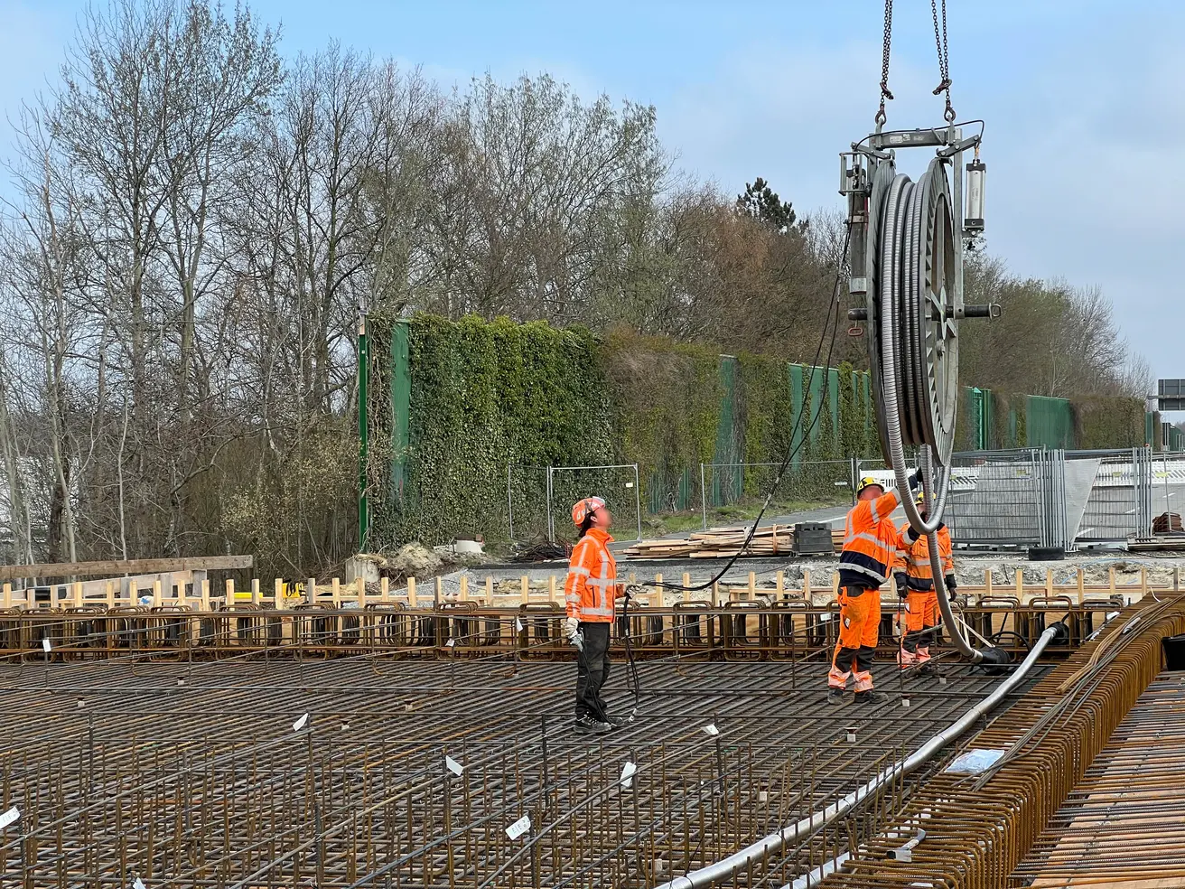 Die Spannstähle werden auf Rollen angeliefert und auf der Baustelle abgerollt. © Die Autobahn GmbH des Bundes Die Spannstähle werden auf Rollen angeliefert und auf der Baustelle abgerollt. © Die Autobahn GmbH des Bundes