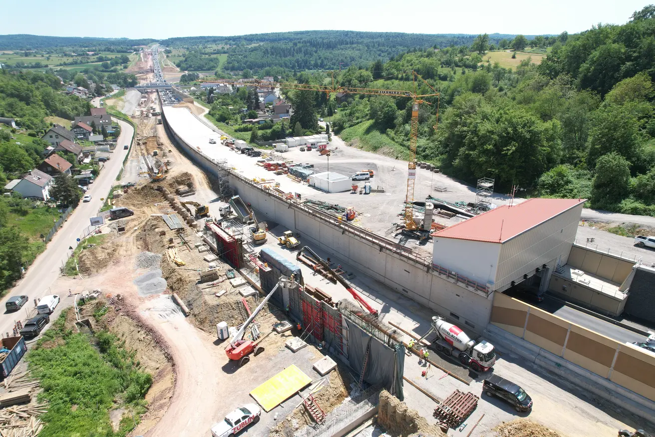 Quelle: Autobahn GmbH | Blick in Fahrtrichtung Stuttgart. Der Verkehr beider Fahrtrichtungen fährt aktuell durch die erste Röhre der 380 Meter langen Lärmschutzeinhausung während die zweite Röhre der Einhausung gebaut wird.