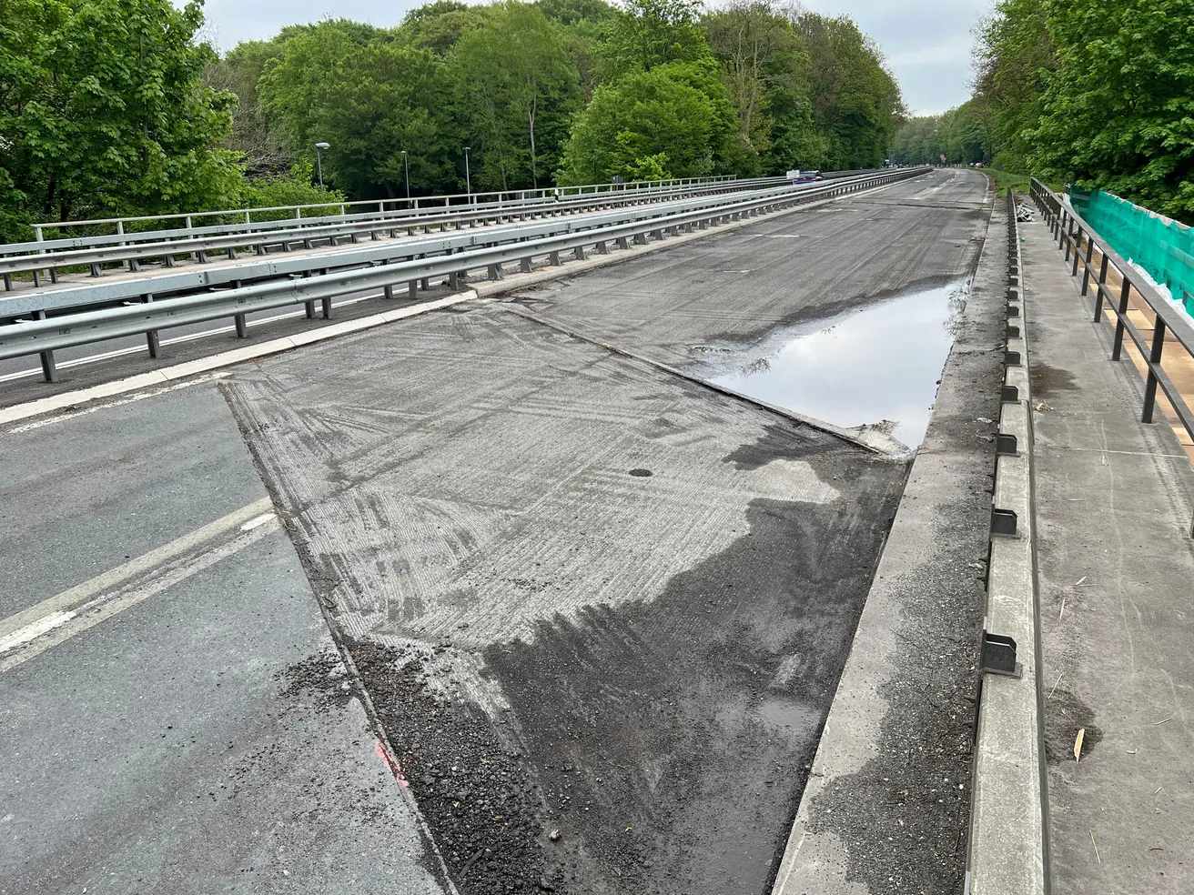 Auf und vor der Brücke ist der Asphalt abgefräst, um die darunter liegende Bauwerksabdichtung zu erneuern. © Die Autobahn GmbH des Bundes Auf und vor der Brücke ist der Asphalt abgefräst, um die darunter liegende Bauwerksabdichtung zu erneuern. © Die Autobahn GmbH des Bundes