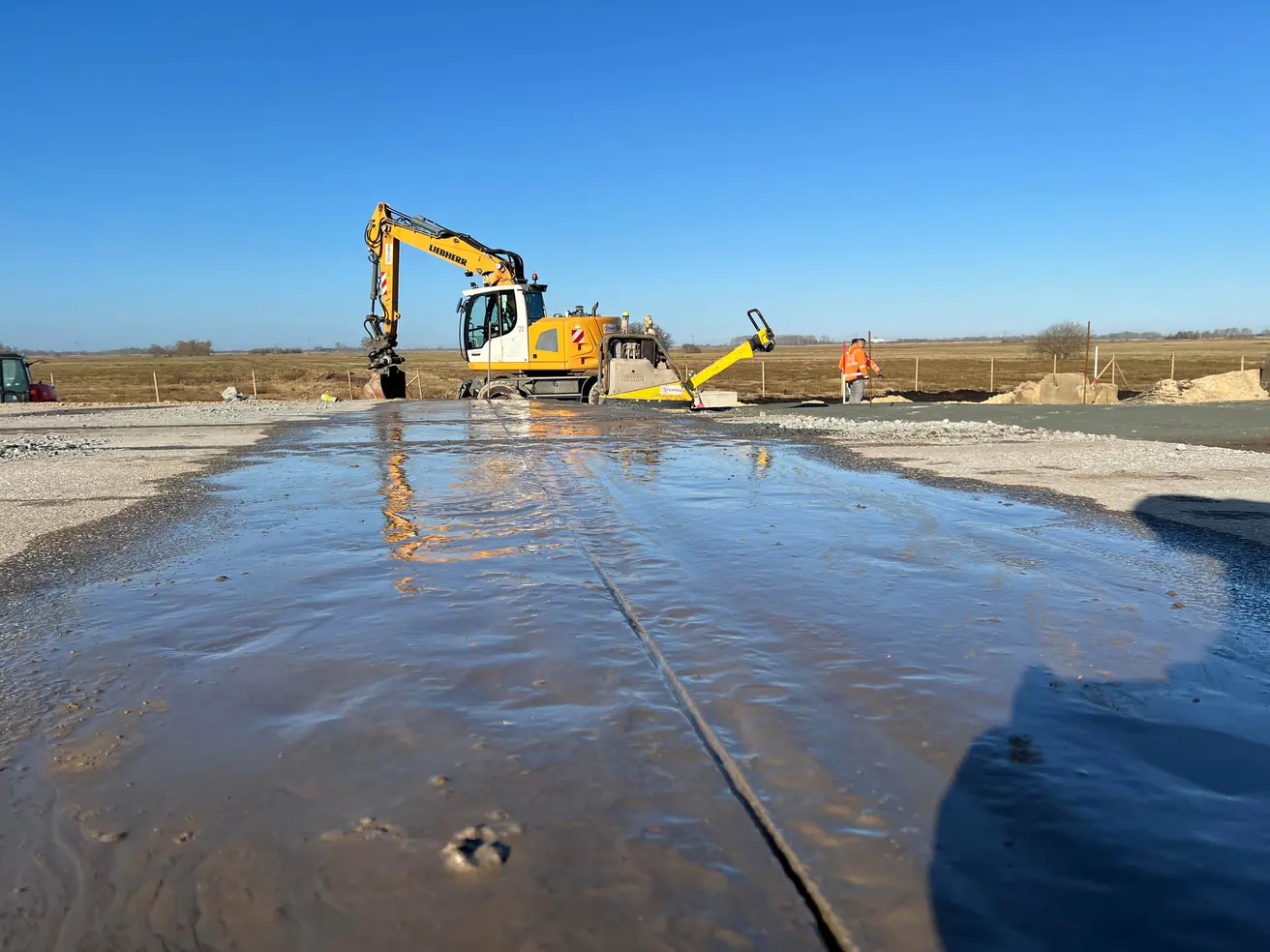 Sauberer Schnitt: Vor dem Asphaltieren wird der alte Straßenbelag bis zum Schnitt entfernt und neu aufgebaut. © Die Autobahn GmbH des Bundes