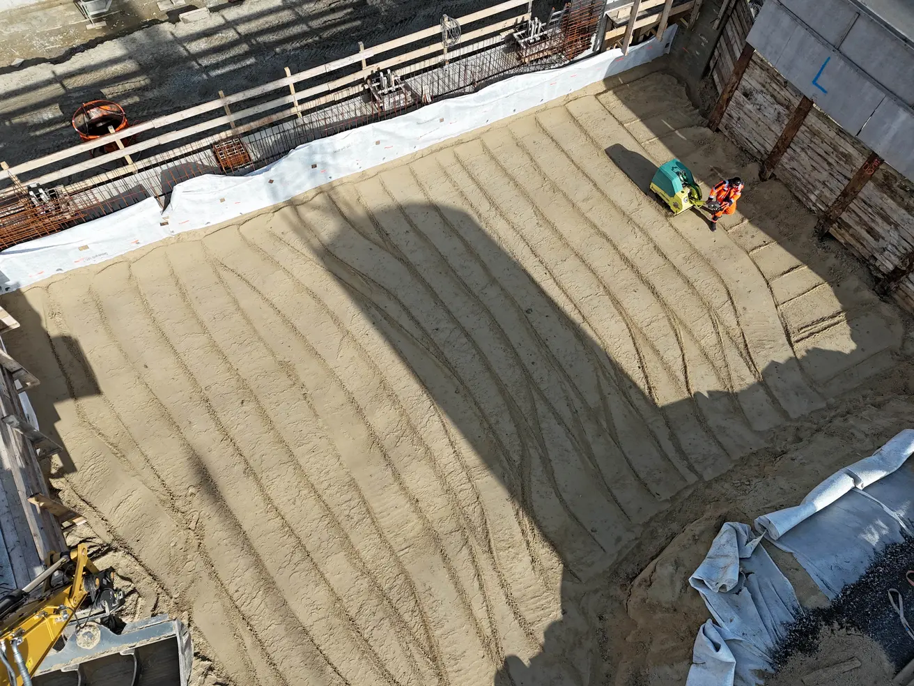 Schicht für Schicht wird der Sand nach dem Einbringen verdichtet, damit er eine stabile Grundlage für den Fahrbahn-Aufbau bietet. © Die Autobahn GmbH des Bundes Schicht für Schicht wird der Sand nach dem Einbringen verdichtet, damit er eine stabile Grundlage für den Fahrbahn-Aufbau bietet. © Die Autobahn GmbH des Bundes