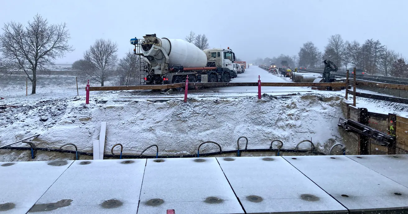 Der Beton für die Fundamente der Gabionen wird angeliefert. © Die Autobahn GmbH des Bundes