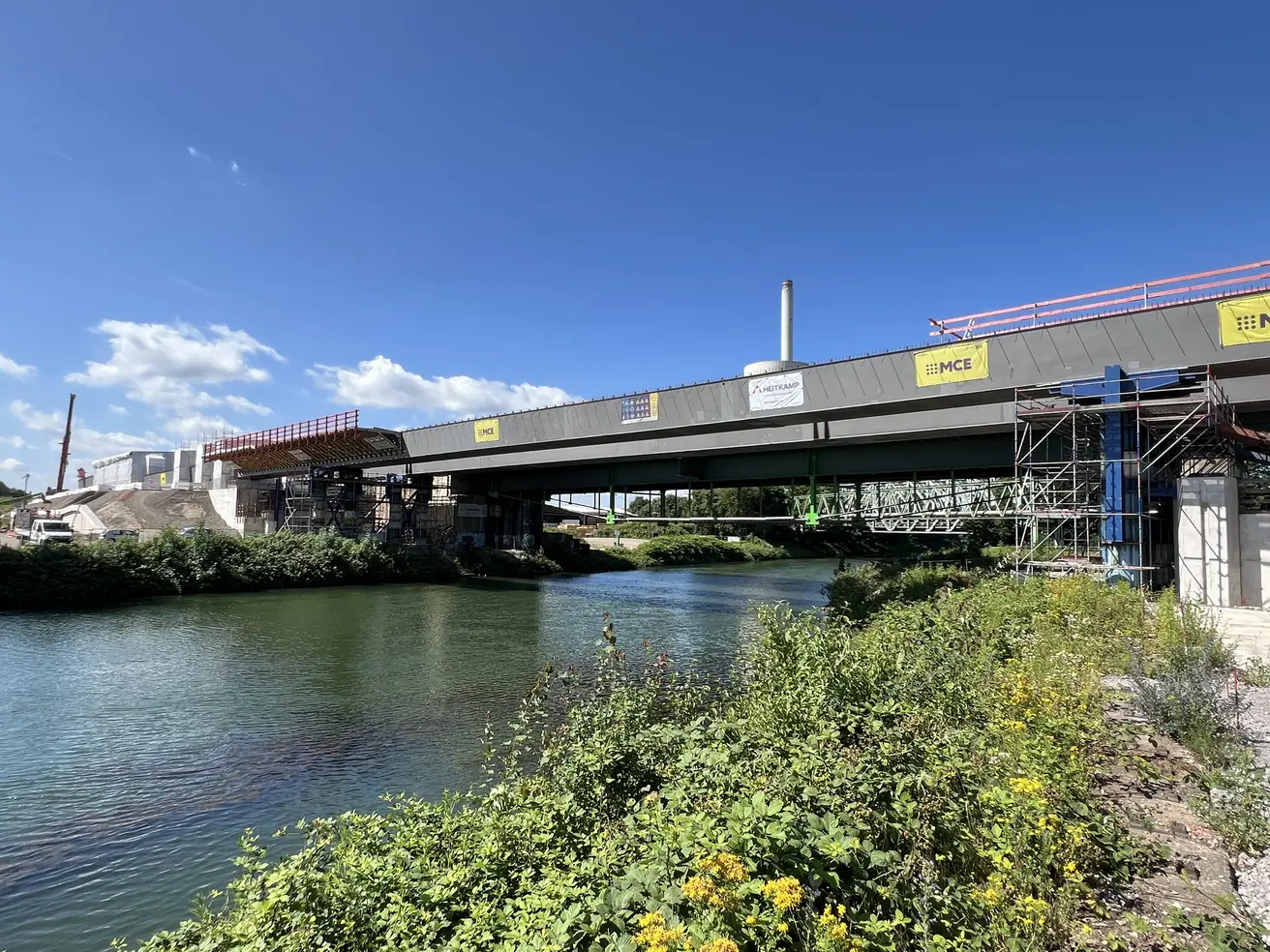 Neue Emscherbrücke A43 über Kanal