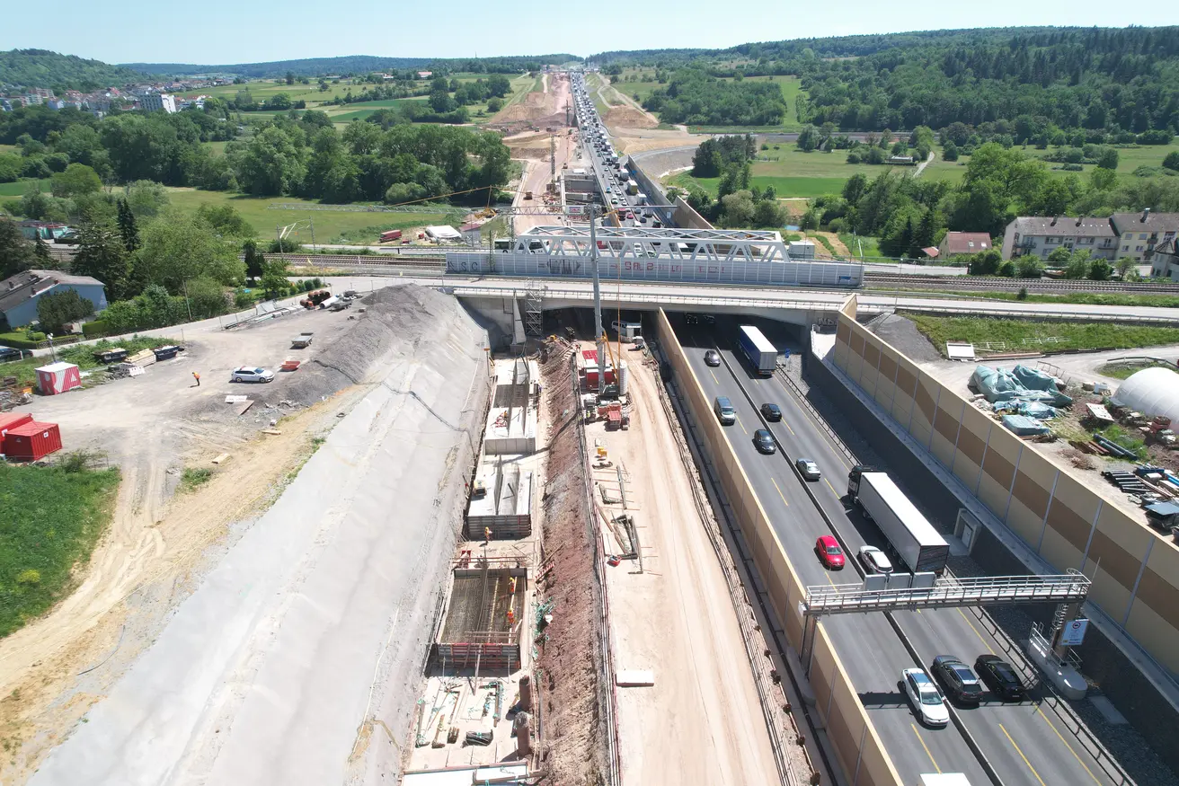 Quelle: Autobahn GmbH | Blick in Fahrtrichtung Stuttgart. Bau der neuen Richtungsfahrbahn Karlsruhe.