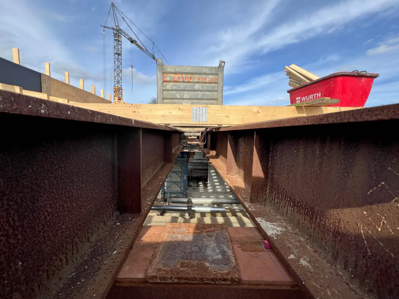 Der Überbau wird bis zum Absenken auf diesen dicken Stahlträgern ruhen. © Die Autobahn GmbH des Bundes Der Überbau wird bis zum Absenken auf diesen dicken Stahlträgern ruhen. © Die Autobahn GmbH des Bundes