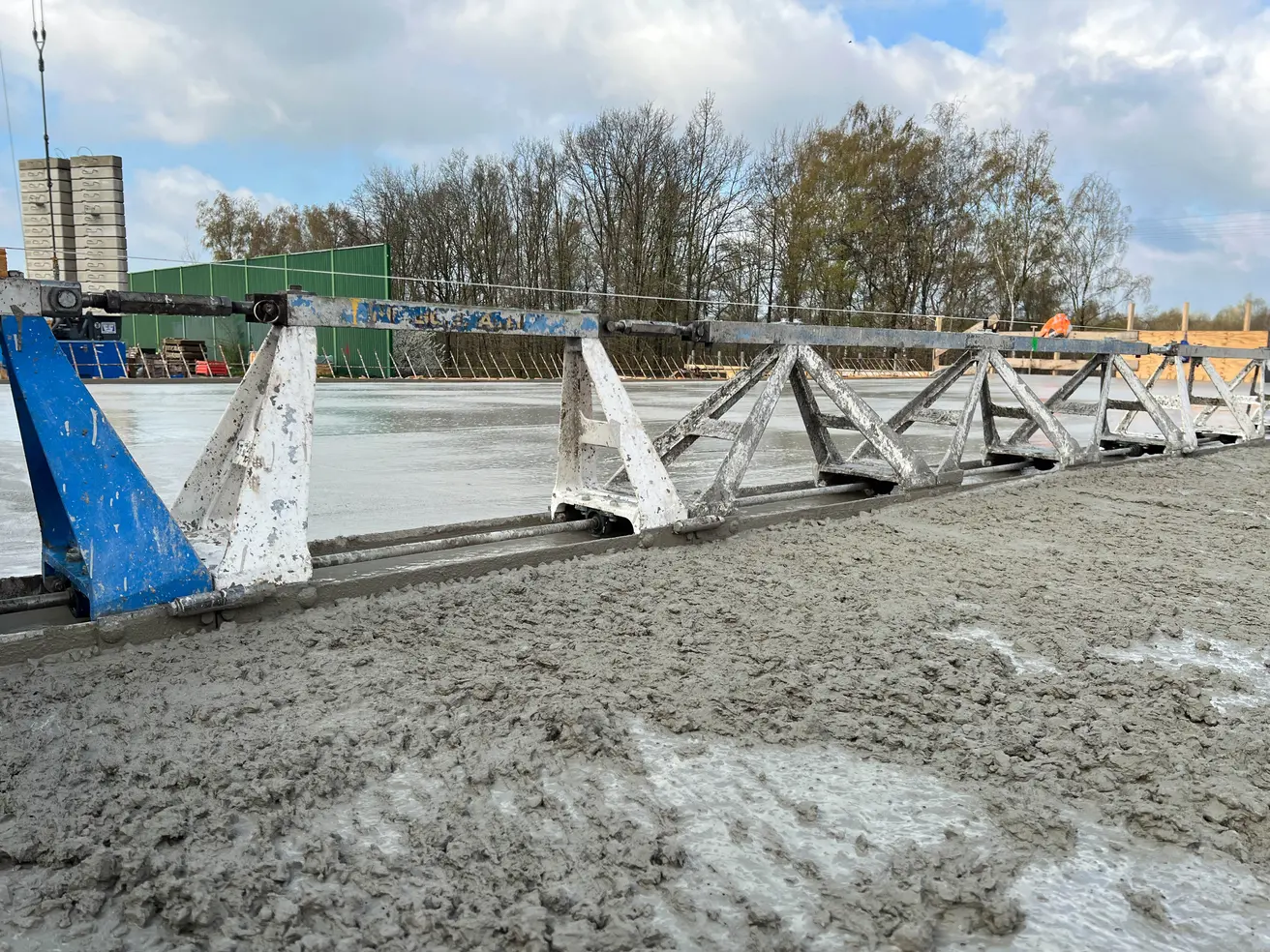 Beim Abziehen des Betons wird der Glätter durch angebaute Unwuchten in Schwingung versetzt. © Die Autobahn GmbH des Bundes
