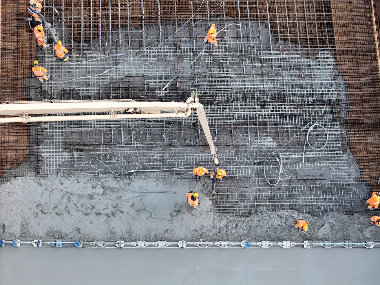 Mit zwei Betonpumpen wird der Beton in die Schalung gefüllt. © Die Autobahn GmbH des Bundes