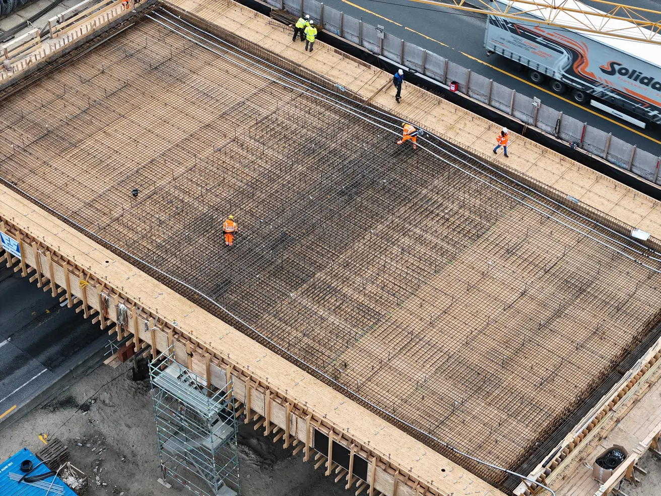 Die Luftaufnahme vermittelt ein Bild davon, wie viel Bewehrungsstahl den Beton verstärkt. Dabei ist derzeit nur die erste von vier Schichten ausgelegt. © Die Autobahn GmbH des Bundes