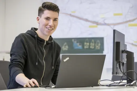 Auszubildender sitzt am Laptop